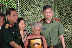 Xúc động trao di ảnh phục dựng cho gia đình liệt sĩ tại cầu truyền hình 'Tìm lại tên anh'