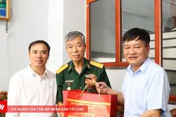 Ph&oacute; B&iacute; thư Thường trực Tỉnh ủy Điện Bi&ecirc;n thăm c&aacute;c gia đ&igrave;nh người c&oacute; c&ocirc;ng