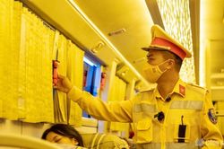CSGT kiểm tra phát hiện nhiều xe khách thiếu dụng cụ thoát hiểm