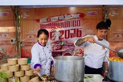 Ẩm thực từ nhiều v&ugrave;ng miền hội tụ b&ecirc;n d&ograve;ng s&ocirc;ng Hương