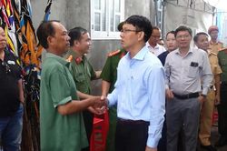 Thăm hỏi gia đ&igrave;nh c&oacute; 4 người tử nạn trong vụ xe kh&aacute;ch bốc ch&aacute;y
