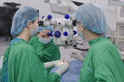 Hai bệnh nhân tìm thấy ánh sáng nhờ ghép giác mạc miễn phí