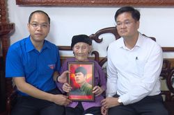 Thành đoàn Hà Nội thăm, tặng quà mẹ liệt sĩ tiêu biểu