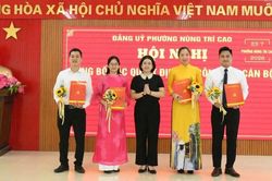 Đảng ủy phường Nùng Trí Cao công bố các quyết định về công tác cán bộ
