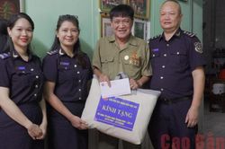Chi cục Hải quan khu vực XVI thăm, tặng qu&agrave; gia đ&igrave;nh ch&iacute;nh s&aacute;ch tại phường T&acirc;n Giang