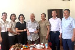 B&iacute; thư Đảng ủy, Chủ tịch HĐND phường N&ugrave;ng Tr&iacute; Cao Nguyễn Ngọc H&agrave; thăm, tặng qu&agrave; thương binh, bệnh binh, gia đ&igrave;nh ch&iacute;nh s&aacute;ch