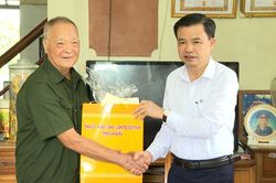 Ph&oacute; B&iacute; thư Thường trực Tỉnh ủy, Trưởng Đo&agrave;n ĐBQH tỉnh Bế Thanh Tịnh thăm, tặng qu&agrave; gia đ&igrave;nh ch&iacute;nh s&aacute;ch tại x&atilde; Phục H&ograve;a