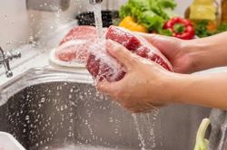 Có nên rửa thịt trước khi nấu hay không? 90% mọi người đang làm sai mà không biết