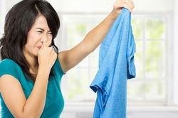Vì sao quần áo giặt sạch vẫn có mùi hôi?