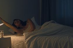 4 điều nên làm nếu bạn có thói quen bật đèn ngủ suốt đêm