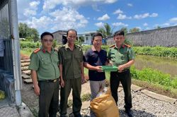 Công an hỗ trợ tôm, cua giống cho người dân có hoàn cảnh khó khăn