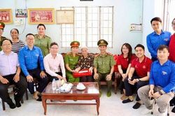 Tuổi trẻ Công an TPHCM tri ân các Mẹ Việt Nam Anh hùng nhân kỷ niệm 79 năm Ngày Thương binh - Liệt sĩ