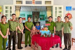 Nh&acirc;n kỷ niệm 79 năm Ng&agrave;y Thương binh Liệt sĩ (27/7/1947 - 27/7/2026): C&ocirc;ng an TPHCM thăm hỏi, tri &acirc;n c&aacute;c Mẹ Việt Nam Anh h&ugrave;ng tại x&atilde; T&acirc;n Nhựt