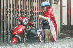 Dự báo thời tiết 23/7: Bắc Bộ bước vào đợt mưa lớn, Trung Bộ nắng nóng trên 38°C