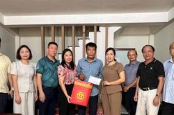 Phường T&acirc;y Mỗ thăm, tặng qu&agrave; c&aacute;c gia đ&igrave;nh ch&iacute;nh s&aacute;ch, người c&oacute; c&ocirc;ng nh&acirc;n dịp 27-7