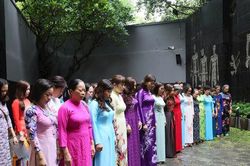 Phụ nữ Ho&agrave;n Kiếm tri &acirc;n c&aacute;c anh h&ugrave;ng liệt sĩ, người c&oacute; c&ocirc;ng