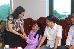 L&atilde;nh đạo Ủy ban MTTQ Việt Nam TP H&agrave; Nội thăm, tặng qu&agrave; B&agrave; mẹ Việt Nam Anh h&ugrave;ng v&agrave; thương binh ti&ecirc;u biểu