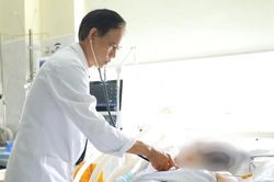 Hôn mê sau cuộc nhậu, 2 người đàn ông nhập viện cấp cứu vì ngộ độc rượu