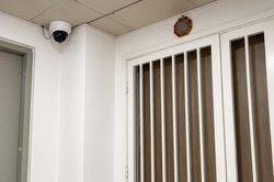 Khi camera an ninh 'soi' sang nhà hàng xóm: Có vi phạm pháp luật?