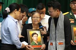 Xúc động giây phút 'trở về' của liệt sĩ qua di ảnh