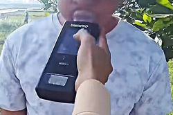 C&oacute; nồng độ cồn, t&agrave;i xế vẫn chở 47 c&ocirc;ng nh&acirc;n v&igrave; 'kh&ocirc;ng t&igrave;m được người thay'
