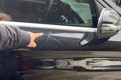 Vụ xe Mercedes bị c&agrave;o xước: Trả hồ sơ điều tra bổ sung do xe đang 'cắm' ng&acirc;n h&agrave;ng