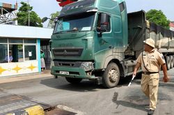 Lách đường nhỏ, chọn giờ vắng, xe chở quá tải vẫn không thoát CSGT