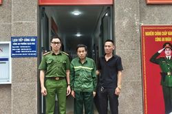 Công an phường Bạch Mai giúp dân tìm người thân bị lạc