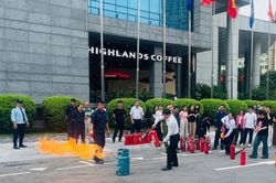 Huấn luyện kỹ năng PCCC v&agrave; CNCH tại t&ograve;a Handico Tower