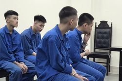 Nh&oacute;m cướp manh động khiến người đi đường hoảng sợ