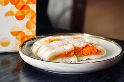 Giải m&atilde; chiếc b&aacute;nh dẻo trứng muối 'hot' suốt 2 m&ugrave;a Trung thu