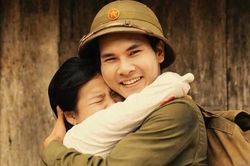 Vợ liệt sĩ Huỳnh Văn Quên xúc động gặp lại chồng trong ảnh phục dựng