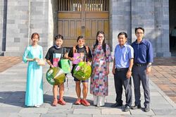 Huế chào đón 2 mẹ con đi bộ 750 km từ Hà Nội sau 54 ngày