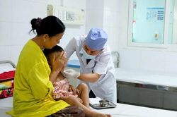 Bé trai nguy kịch vì bị chó nhà cắn, bác sĩ phát cảnh báo khẩn đến các gia đình