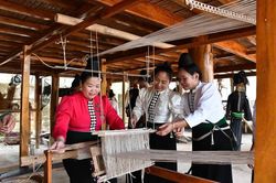 Phụ nữ Yên Châu gìn giữ nghề dệt thổ cẩm, lan tỏa văn hóa Thái