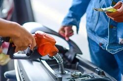Người mua được lợi g&igrave; khi doanh nghiệp tự quyết gi&aacute; xăng dầu?