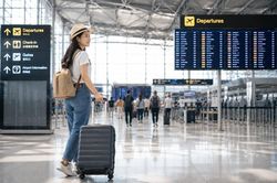 Visa du học đồng loạt thay đổi: Mỹ giới hạn 4 năm, nhiều nước siết điều kiện