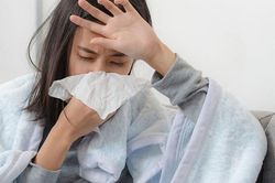 Những sai lầm khi tự điều trị cúm mùa tại nhà dẫn đến nguy kịch