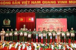 C&ocirc;ng an tỉnh Hưng Y&ecirc;n gặp mặt c&aacute;n bộ, chiến sĩ l&agrave; thương binh, th&acirc;n nh&acirc;n liệt sĩ