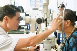 Phẫu thuật mắt miễn ph&iacute; cho người c&oacute; c&ocirc;ng ở Lai Ch&acirc;u