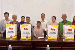 Thăm v&agrave; tặng qu&agrave; cho gia đ&igrave;nh ch&iacute;nh s&aacute;ch tại Vĩnh Long