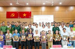 Trao di ảnh phục dựng cho thân nhân liệt sĩ tại Thành phố Hồ Chí Minh