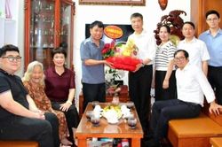 Lãnh đạo Tòa phúc thẩm Tòa án nhân dân tối cao tại Hà Nội thăm hỏi gia đình thân nhân liệt sĩ