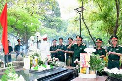 Bộ Tư lệnh TP Hồ Chí Minh dâng hương tưởng niệm các Anh hùng liệt sĩ tại đặc khu Côn Đảo