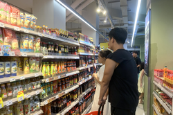 Gi&aacute; xăng giảm, v&igrave; sao thực phẩm vẫn 'neo' gi&aacute;?