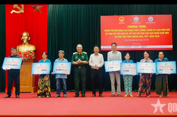 Quảng Ngãi: Trao hỗ trợ sinh kế, sửa chữa nhà ở cho nạn nhân bom mìn