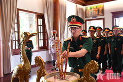 Qu&acirc;n khu 5 d&acirc;ng hương tưởng niệm Chủ tịch Hồ Ch&iacute; Minh, Đại tướng V&otilde; Nguy&ecirc;n Gi&aacute;p v&agrave; c&aacute;c anh h&ugrave;ng liệt sĩ
