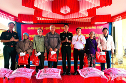 Đoàn Kinh tế - Quốc phòng 726 tri ân người có công