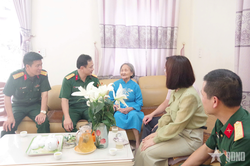 Bộ CHQS tỉnh Quảng Ninh thăm, tặng qu&agrave; Mẹ Việt Nam anh h&ugrave;ng v&agrave; gia đ&igrave;nh ch&iacute;nh s&aacute;ch