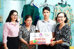 Hỗ trợ 20 triệu đồng cho học sinh ngh&egrave;o vượt kh&oacute; học giỏi